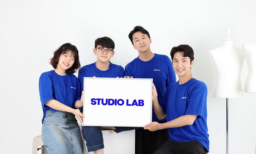 스튜디오랩 팀원들이 로고 액자를 들고 있는 단체 사진